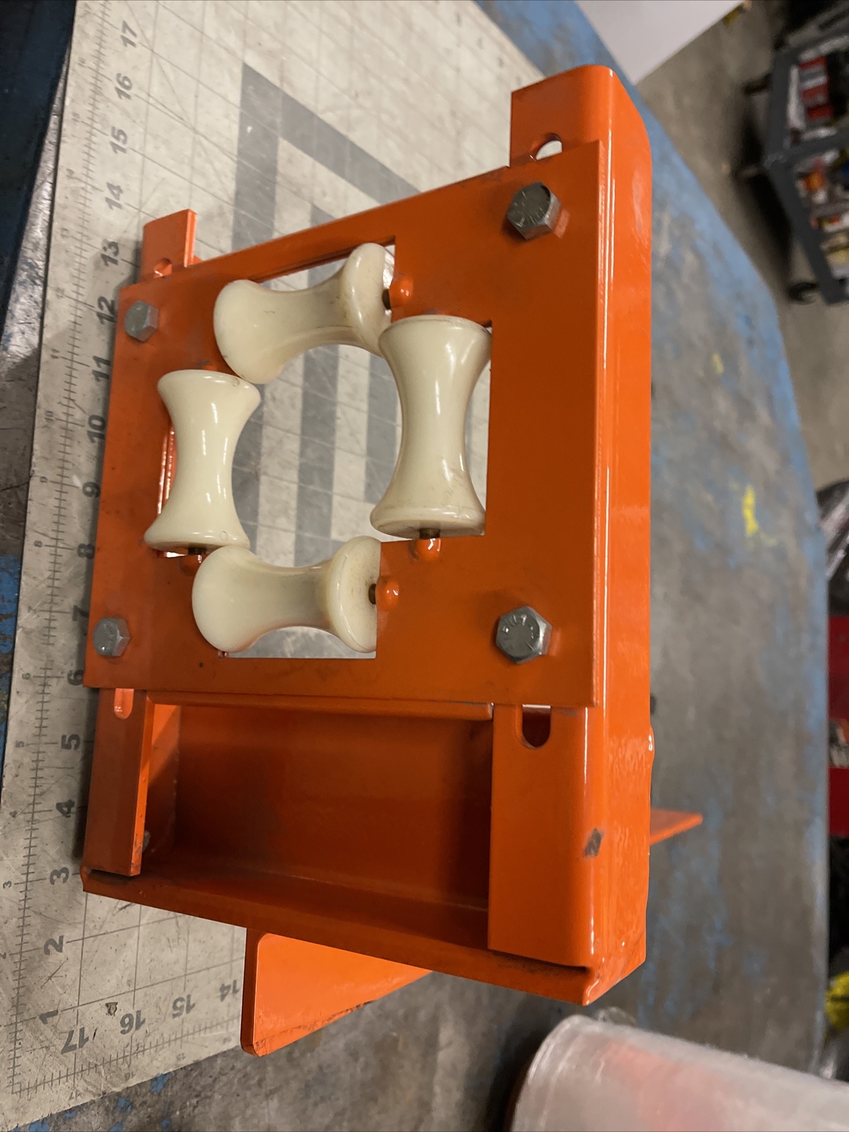 ROLLER GUIDE MOUNTING BRACKET